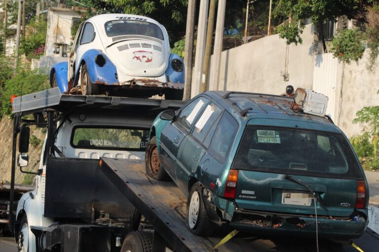 Recupera Abelina López la seguridad en Acapulco con retiro de vehículos chatarra