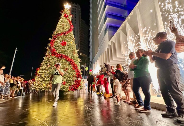 Da Abelina López mensaje de esperanza en encendido navideño de Fiesta Americana Villas
