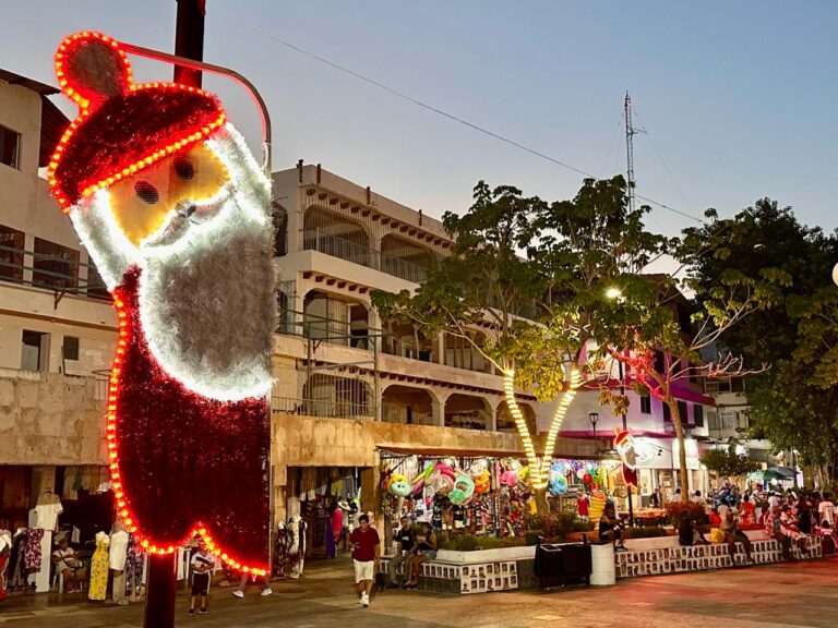 Renueva Acapulco su imagen navideña con más de 400 series de luces y 80 figuras