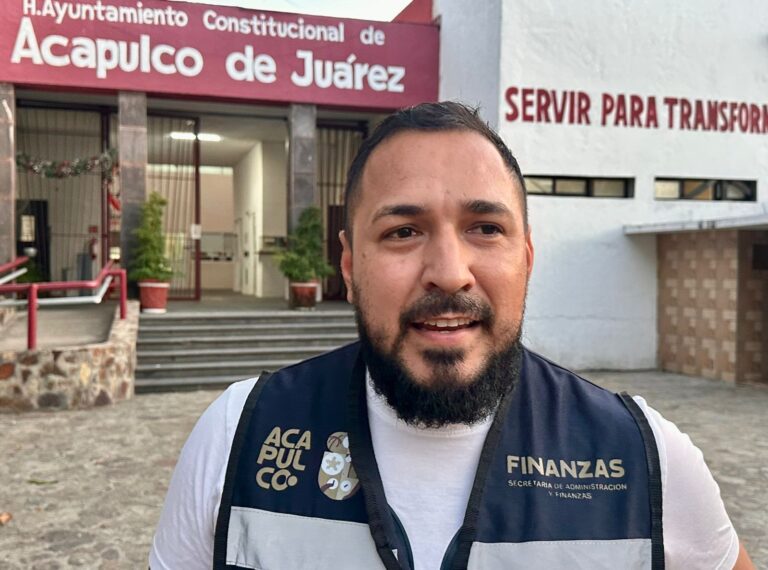 Cumple Abelina López con segunda parte del aguinaldo a trabajadores del Ayuntamiento