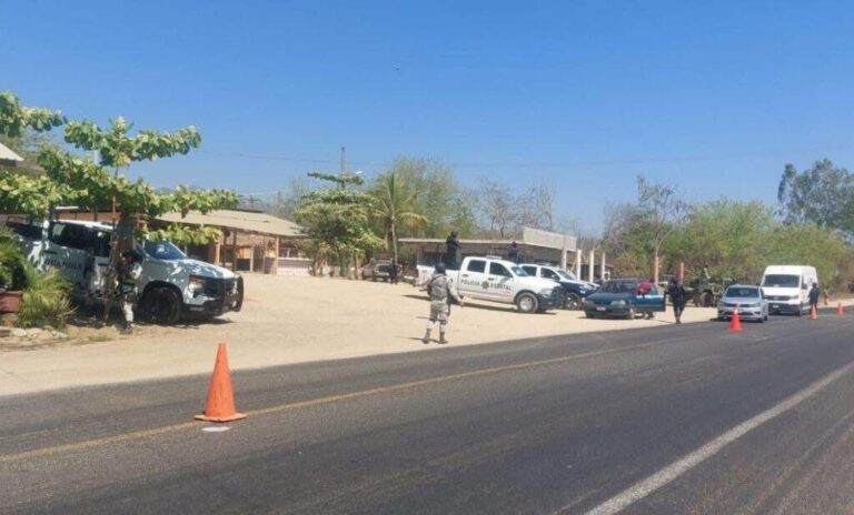 Roban camioneta a familia que venía de Michoacán a Zihuatanejo a una boda