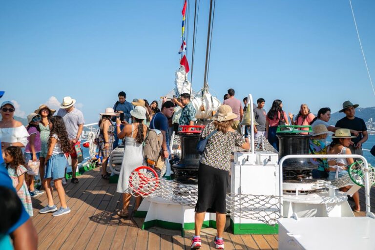 El Buque Escuela Cuauhtémoc recibe a visitantes en el puerto de Acapulco