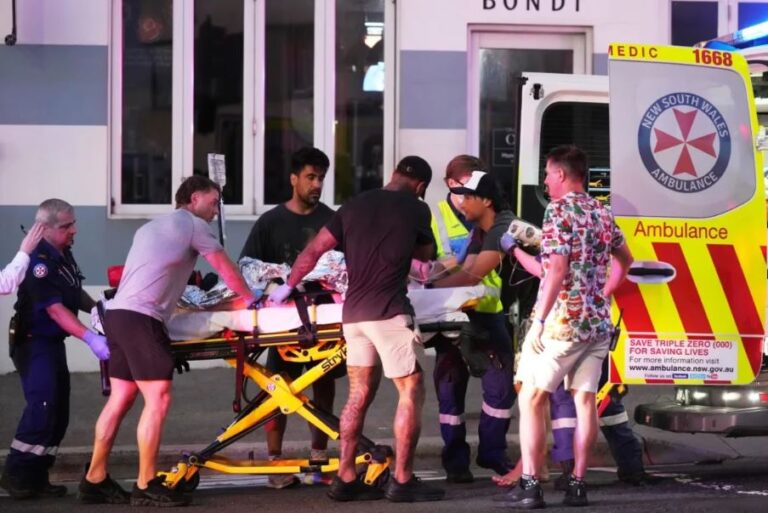 Mueren al menos 11 personas además de un hombre armado en tiroteo en Sydney