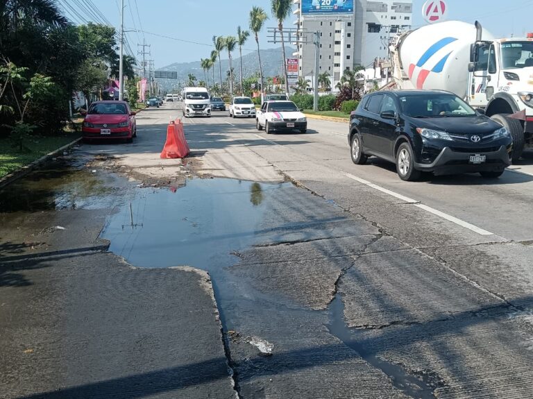 Colapso de drenaje afecta acceso turístico en la Zona Diamante de Acapulco