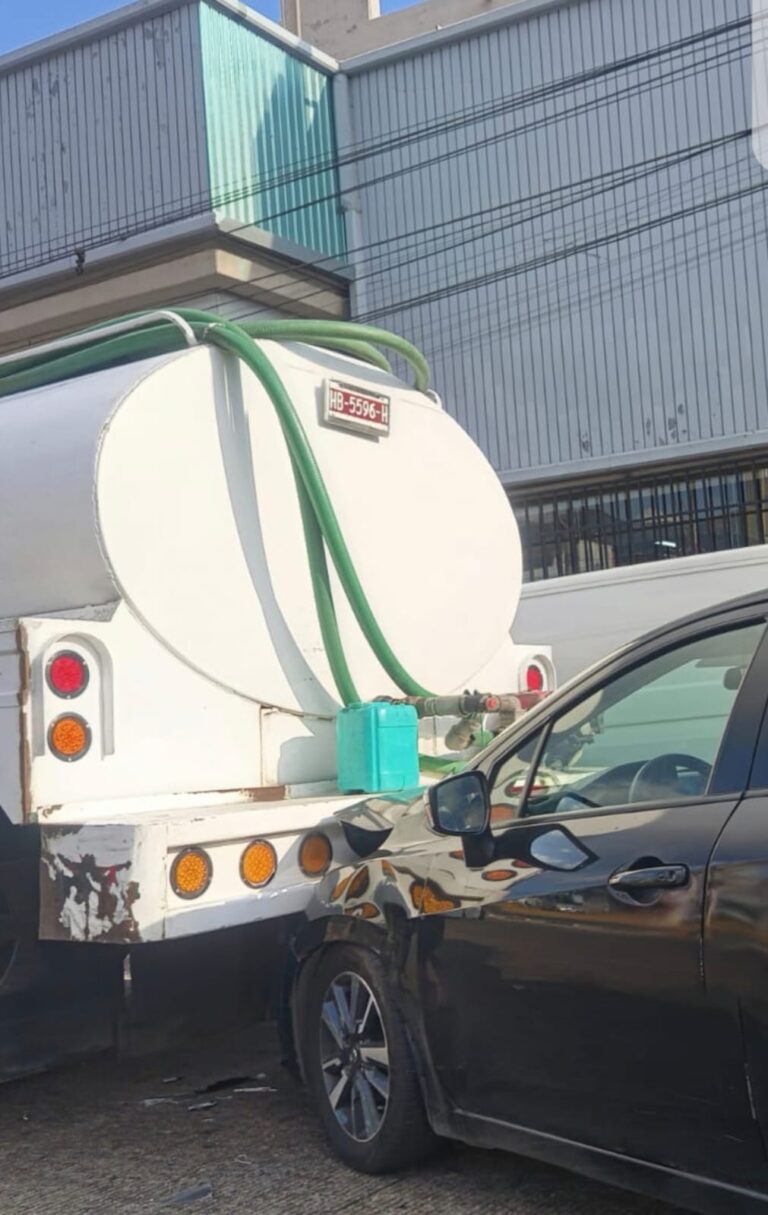 Accidente automovilístico por alcance a la altura de la tienda Soriana Cuauhtémoc