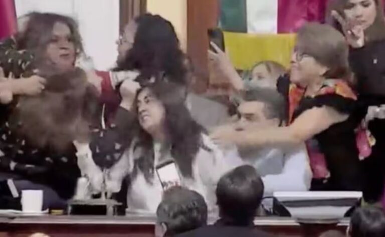 Zafarrancho en Congreso CDMX: diputadas se agarran a golpes y jalones de cabello en tribuna