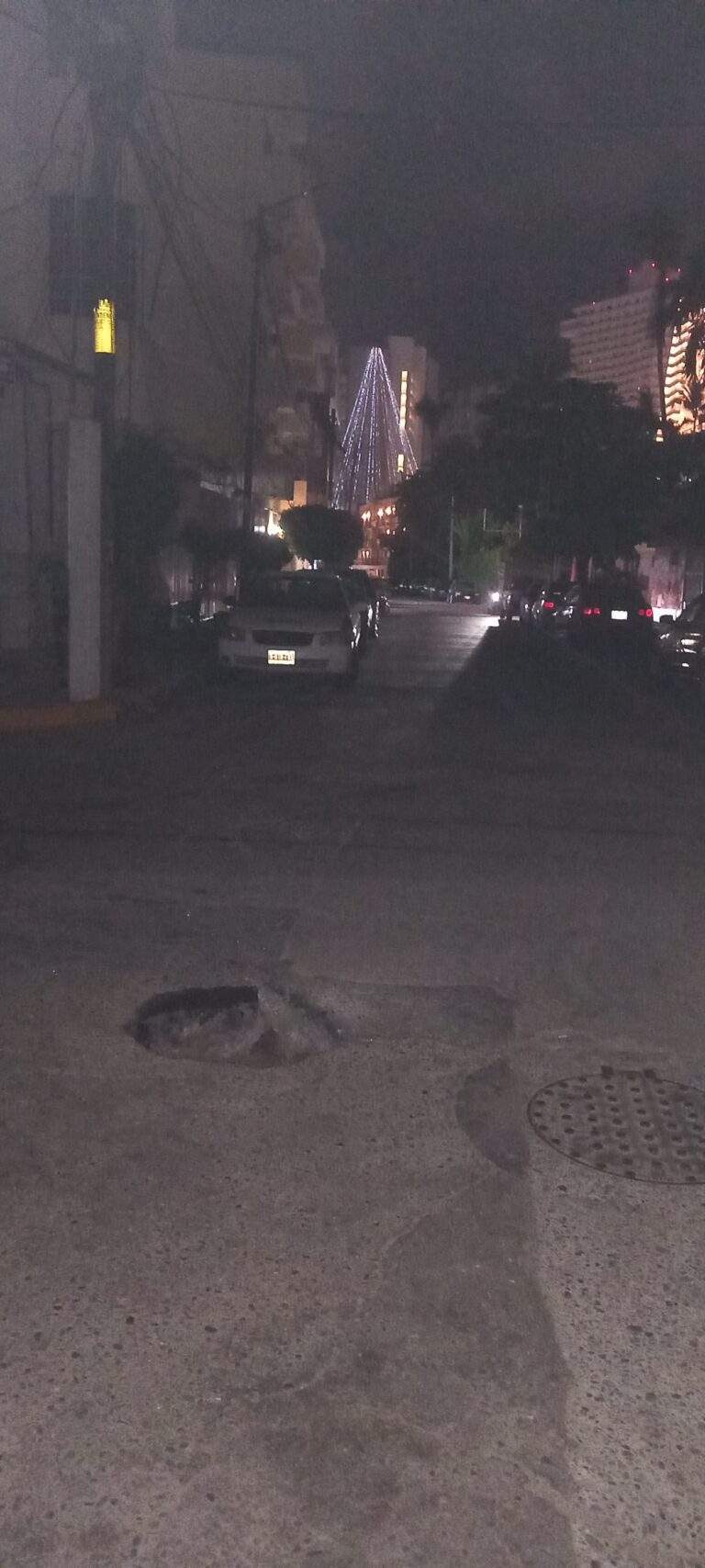 Boquete en el pavimento genera daños y riesgo constante a automovilistas cerca de la Costera Miguel Alemán