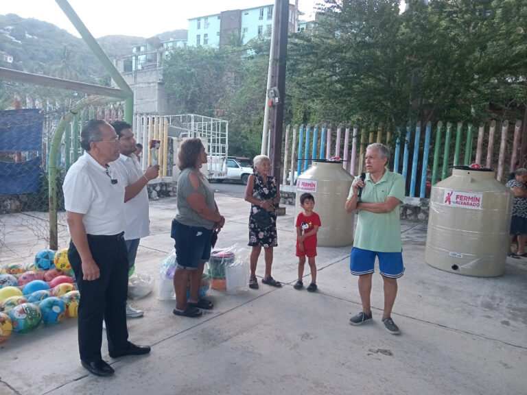 Encabeza Fermín Alvarado encuentro ciudadano en El Coloso y recoge demandas vecinales