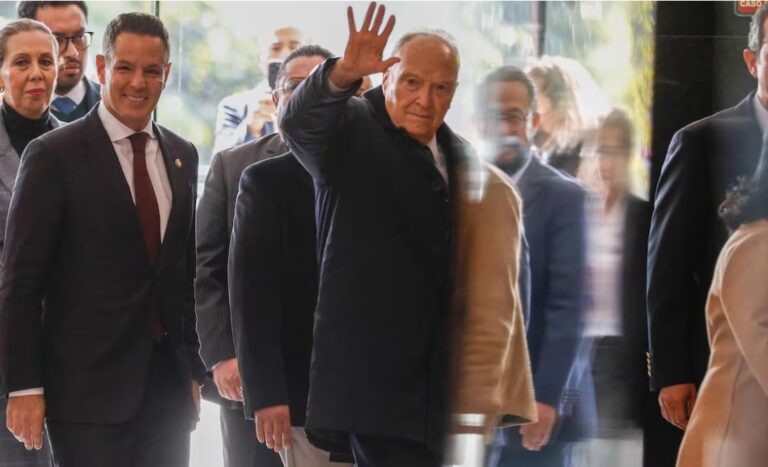 Llega Gertz Manero a San Lázaro para comparecencia