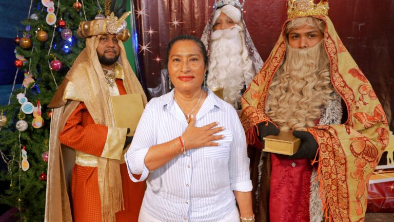 Comparte Abelina López alegría y esperanza con la niñez de Acapulco en Día de Reyes