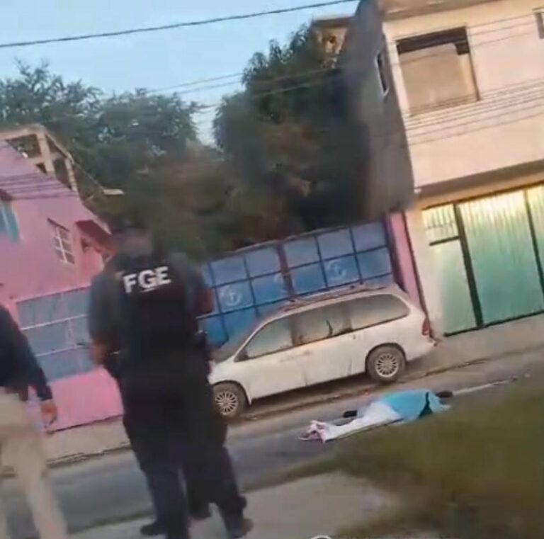 Camión arrolla a motociclista, muere al instante