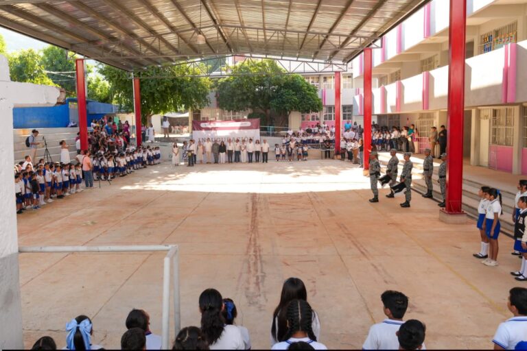 Renueva Abelina López el espacio deportivo de la primaria María Orozco de Marrón