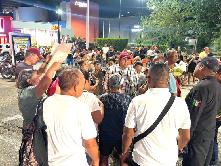 Atiende Capama a vecinos de Icacos y restablece calendario de suministro