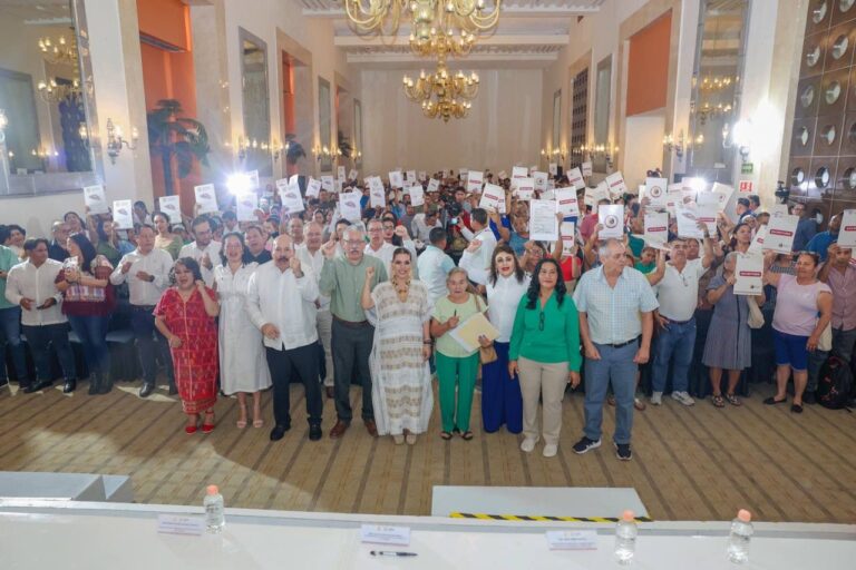 Evelyn Salgado entrega 300 títulos de propiedad a familias acapulqueñas