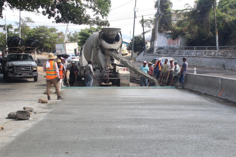 Atiende Gobierno de Acapulco punto crítico de baches en La Tolva