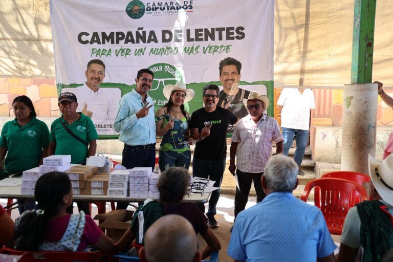 Marco de la Mora impulsa campaña de lentes en Tecoanapa