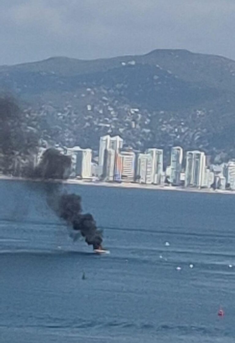 Se Incendia Embarcación En La Bahía De Acapulco, Frente Al Fraccionamiento Las Playas