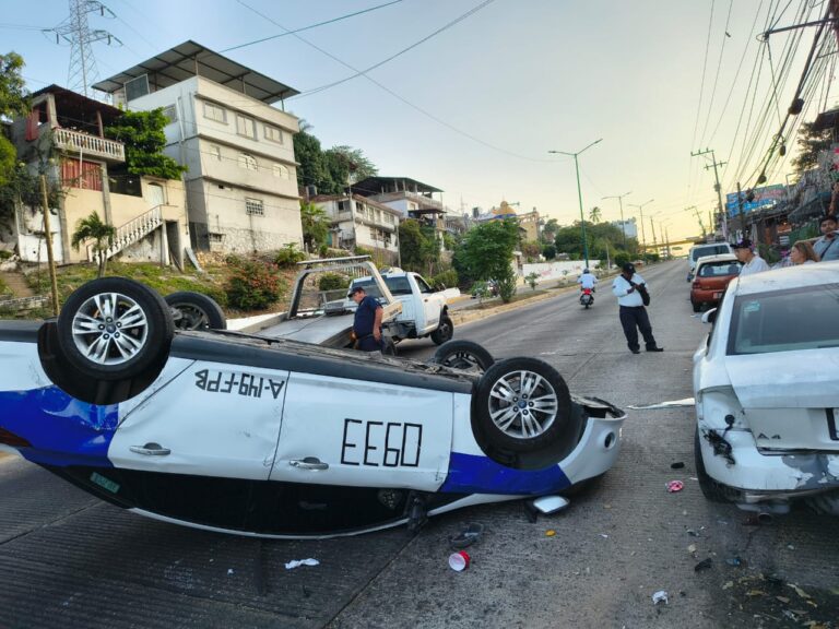 Primer accidente del año, vuelca taxi azul en la 20 de Noviembre