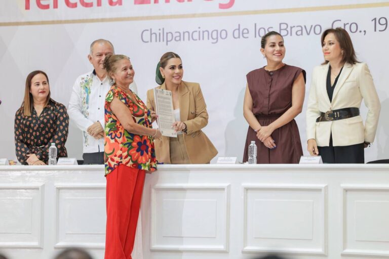 Evelyn Salgado entrega títulos de propiedad para dar certeza jurídica al patrimonio de 163 familias de Guerrero