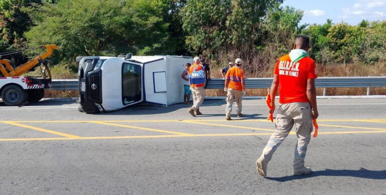 Volcadura de camioneta en la carretera Acapulco–Zihuatanejo