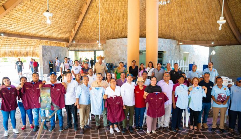 Entregan uniformes al personal del Parque Papagayo de Acapulco
