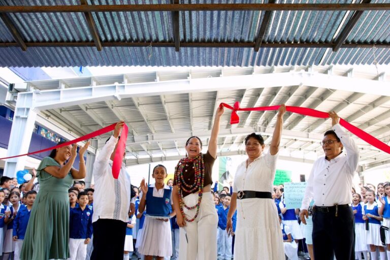 Citlali Calixto refrenda su compromiso con la educación, inauguran techumbre en escuela histórica de Acapulco
