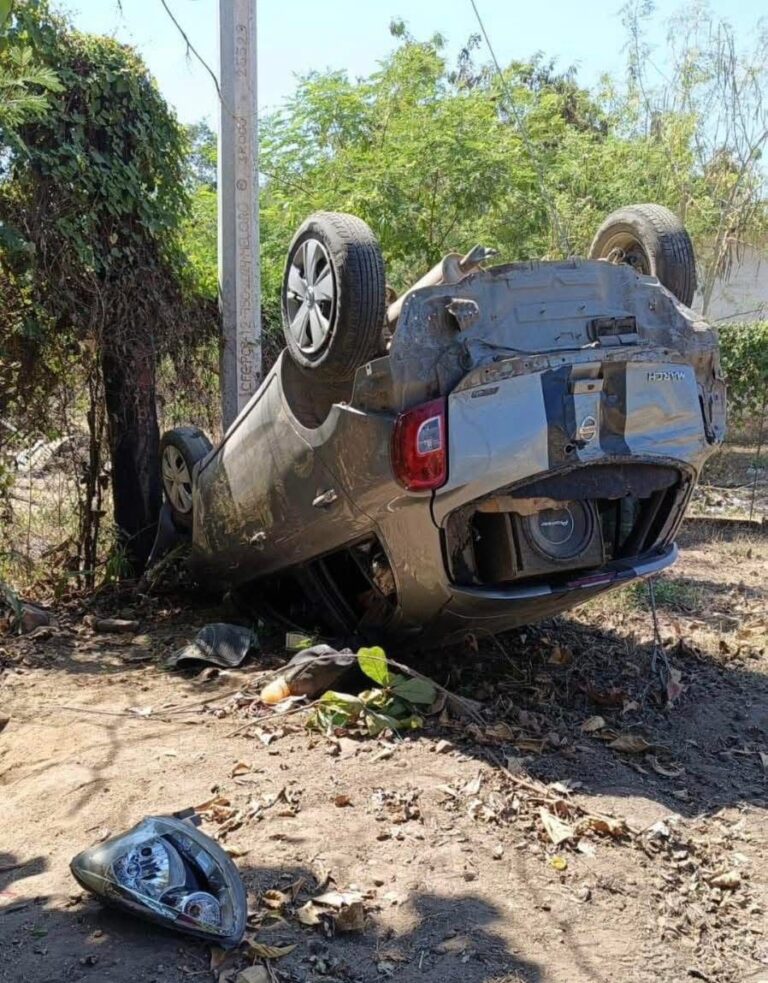 Volcadura de Vehículo Moviliza a Corporaciones de Seguridad en Coyuca de Benítez