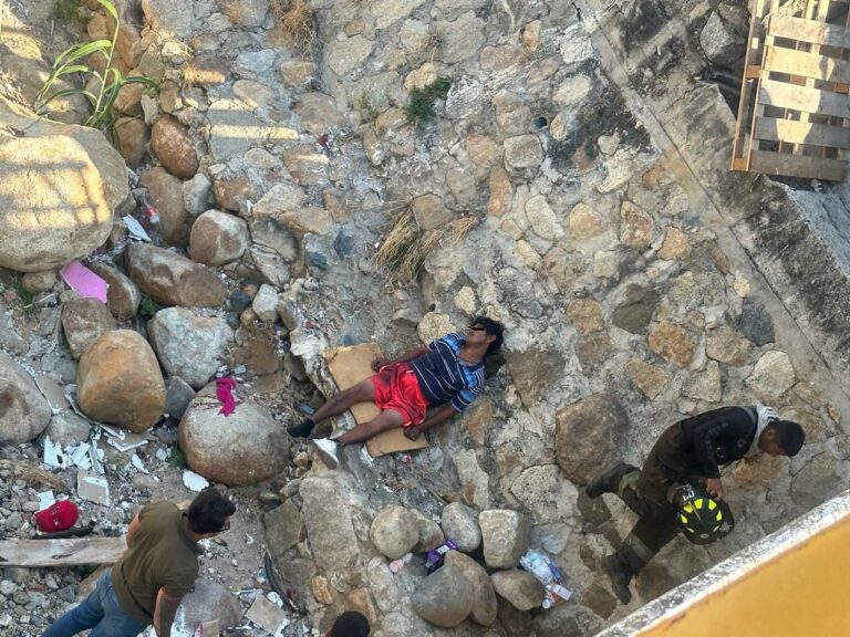 Muere indigente tras caer desde 7 metros en el río del Camarón