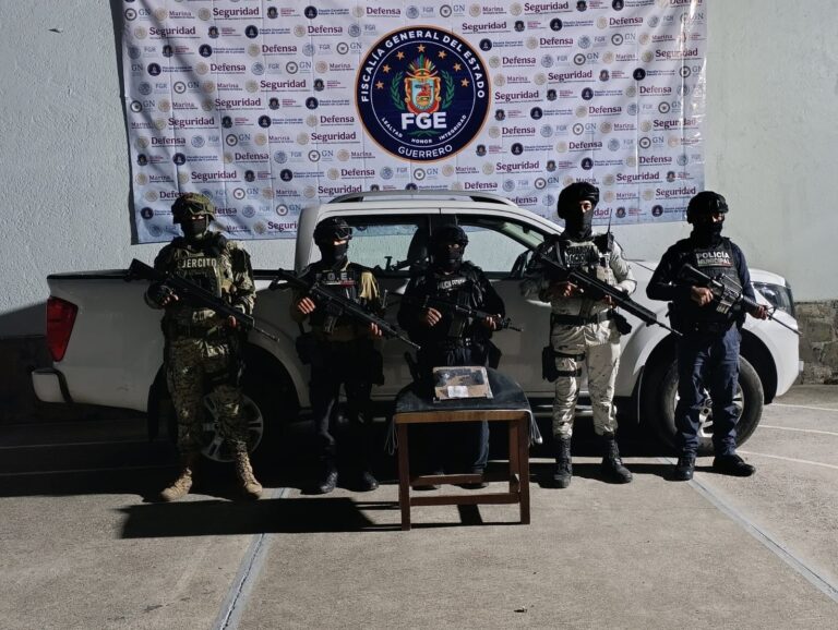 Recuperan vehículo con reporte de robo y aseguran arma de fuego en Zumpango del Río