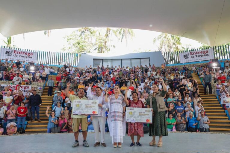 Entrega Evelyn Salgado Pineda tarjetas de Pensión para el Bienestar a Mujeres y Adultos Mayores en Acapulco