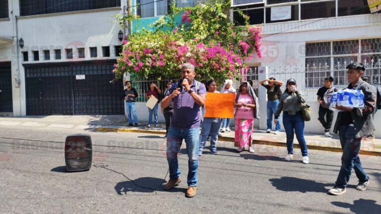 Bloquean asesores del IEEJAG la calle Ignacio Ramírez por salarios atrasados