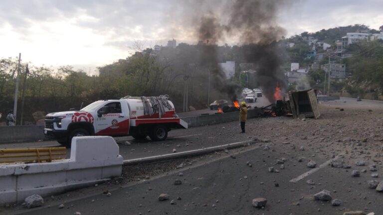 Vuelca y se incendia camión en la Escénica en Acapulco; tres lesionados