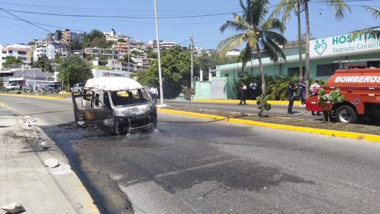 Incendian camioneta Urvan en la calzada Pie de Cuesta, en el fraccionamiento Mozimba en Acapulco