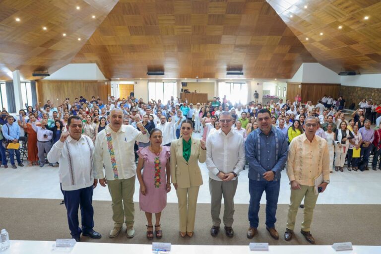 Entrega Evelyn Salgado nombramientos de nuevas recategorizaciones a 180 docentes directivos y supervisores