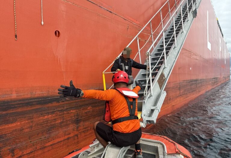 Marina realiza evacuación médica de un tripulante de un buque mercante en Acapulco, Guerrero