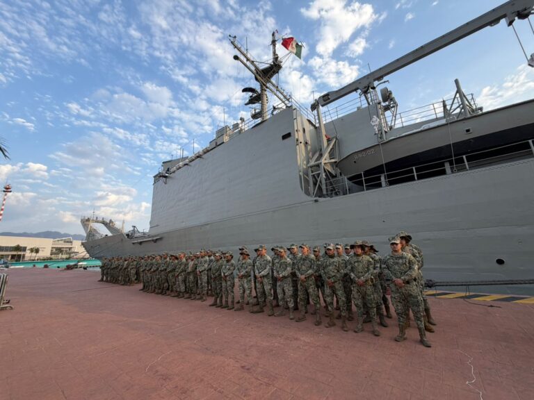 Arriba buque con personal de Infantería de Marina para reforzar la seguridad, en Puerto Vallarta, Jalisco