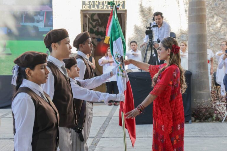 Evelyn Salgado honra a la Bandera Nacional con llamado a consolidar la transformación con unidad en Guerrero