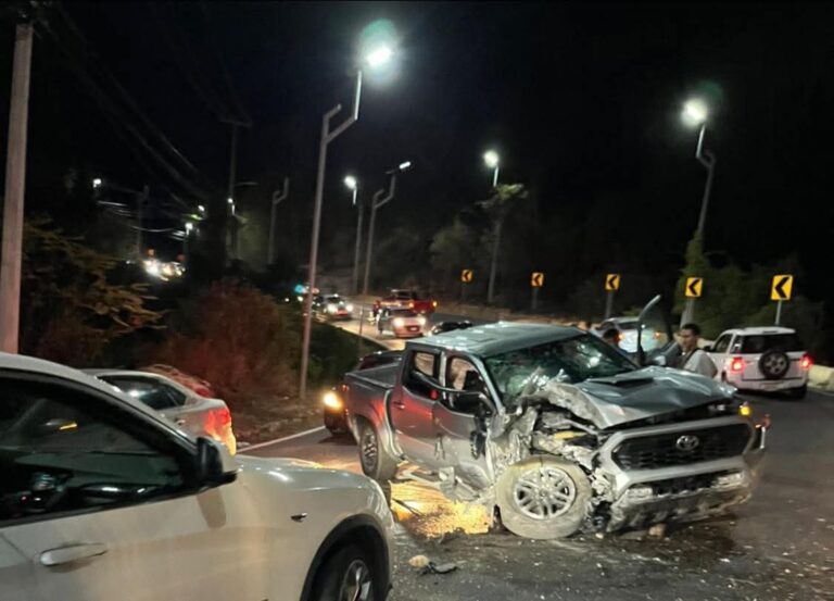 Nuevo Accidente en la Avenida Escénica; Camioneta Impacta Contra Talud