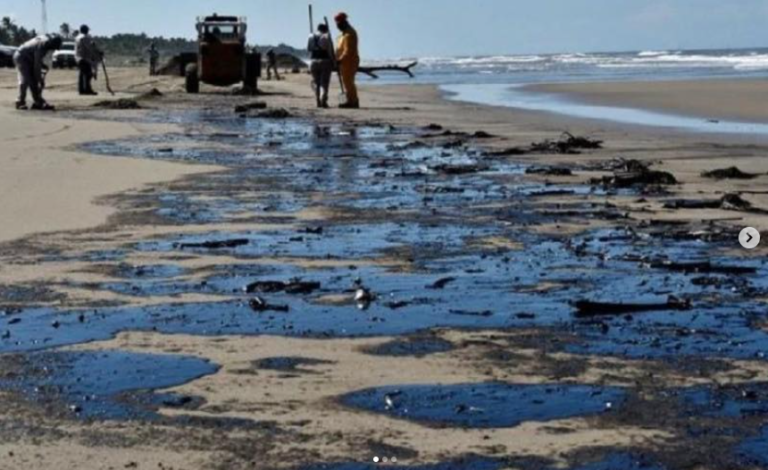 Sheinbaum descarta responsabilidad de Pemex en derrame mientras mancha avanza hacia Tamaulipas