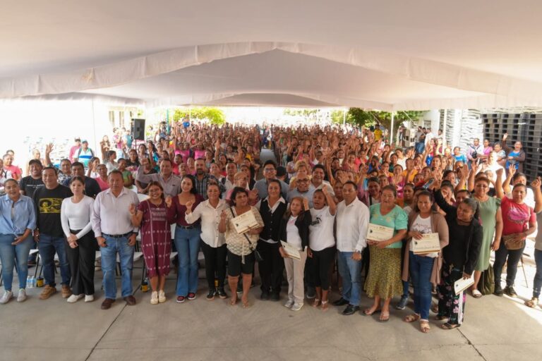 Respalda Abelina López la economía de mujeres rurales con 500 molinos eléctricos
