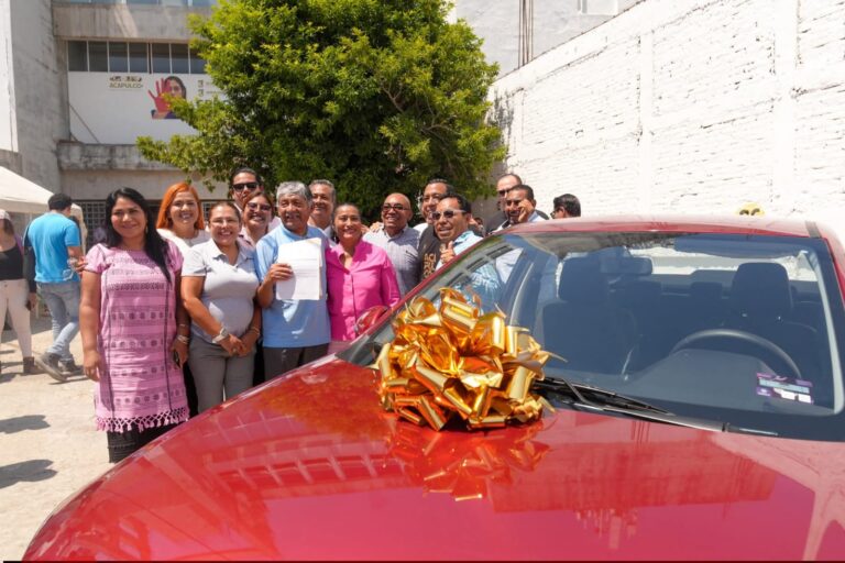 Premia Abelina López Rodríguez a contribuyentes cumplidos de Capama
