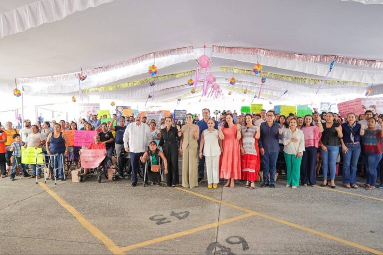 La gobernadora Evelyn Salgado y la presidenta del DIF Guerrero, Liz Salgado, entregan aparatos funcionales para transformar la vida de las personas con discapacidad