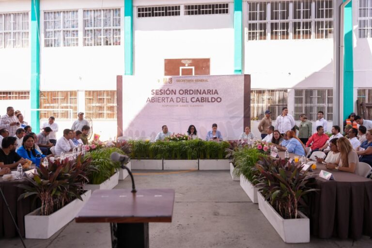 Lleva Abelina López Cabildo Abierto a Santa Cruz y atiende planteamientos ciudadanos