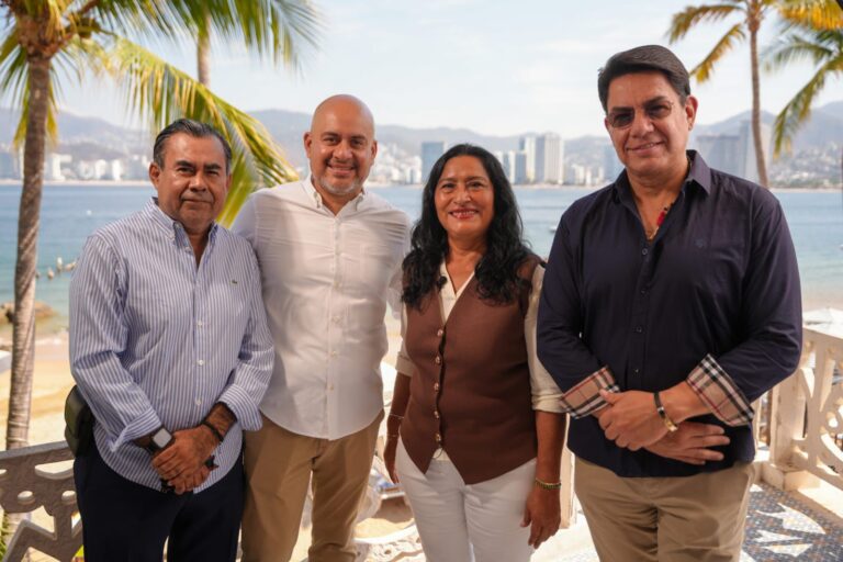 Con playas limpias y presencia en hoteles, Abelina López da la bienvenida a turistas