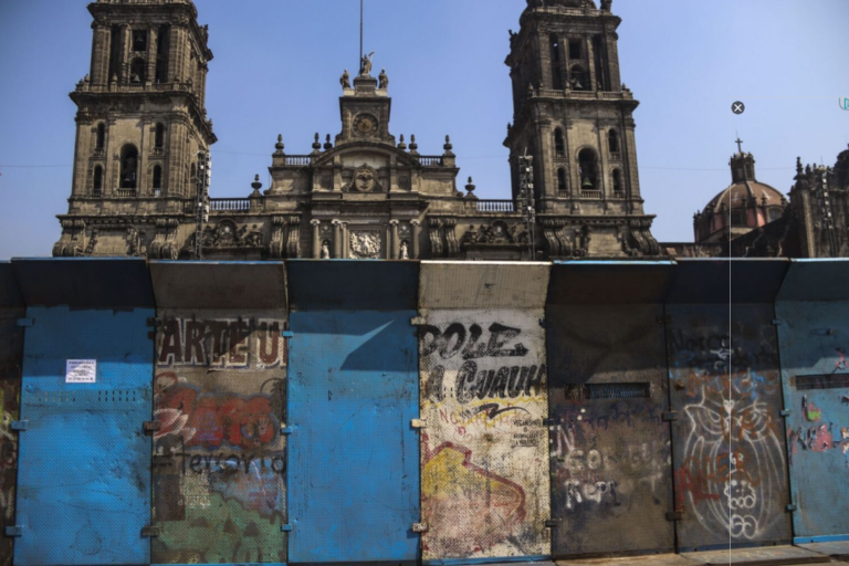 Colocan vallas metálicas en el Zócalo previo a marcha del 8M