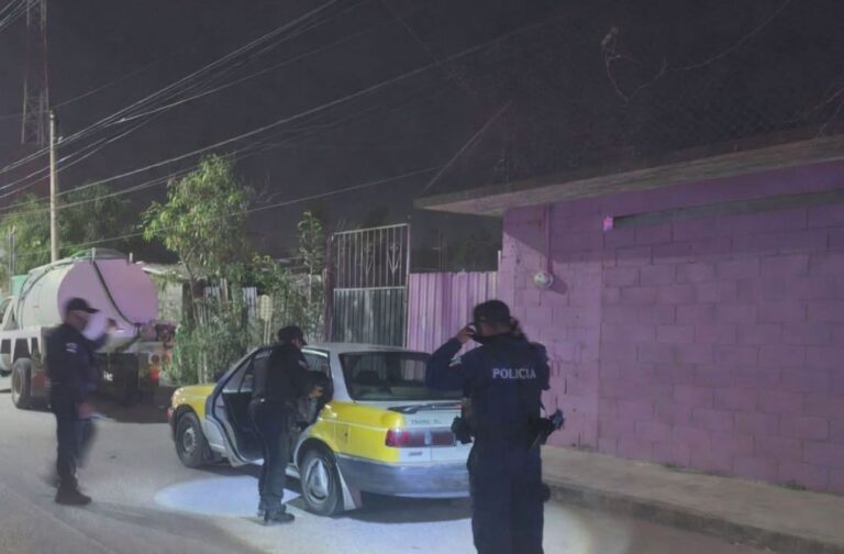 Encuentran dos cadáveres en la cajuela de un taxi colectivo abandonado en Renacimiento