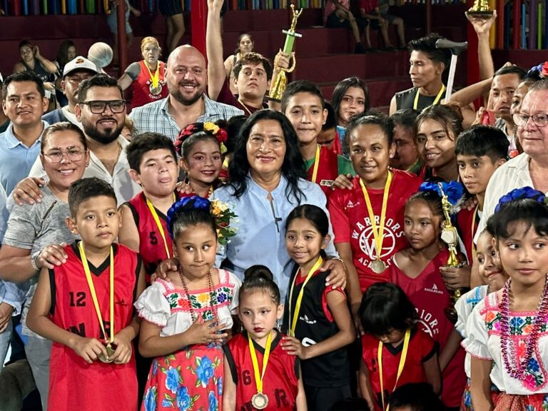 Premia Abelina López a ganadores del Torneo “Mundialito Cívico” en Acapulco