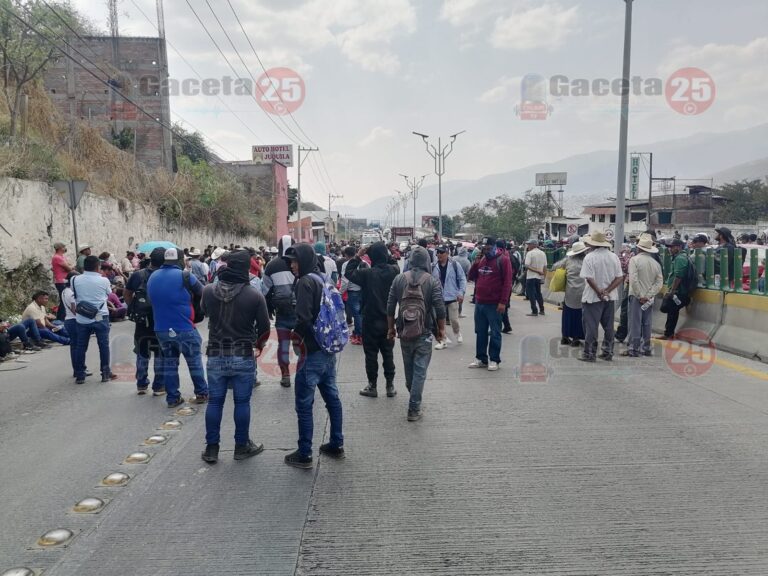Pobladores de la sierra bloquean acceso norte de Chilpancingo y exigen atención del gobierno estatal
