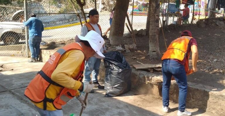 Refuerza Gobierno de Acapulco brigadas de limpieza en mercado de Jardín Palmas