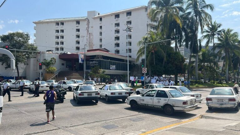 Decenas de Transportistas Bloquean la Costera Miguel Alemán Tras Asesinato de Tres Choferes